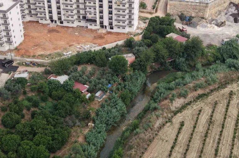 Kanalizasyonu akarsuya bağladılar, mahalle sakinleri sokağa çıkamıyor 