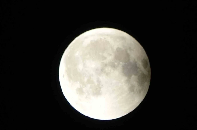 "Kanlı Ay" tutulması Van’dan izlendi 