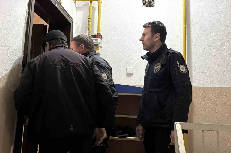 Kanser hastası yaşlı adam evinde can verdi, polis inceleme başlattı