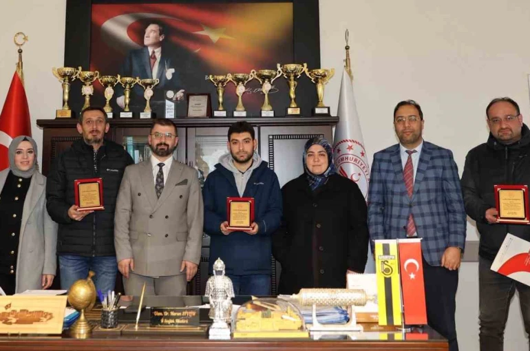 Kanser taramalarında başarı gösteren sağlık çalışanlarına plaket verildi 