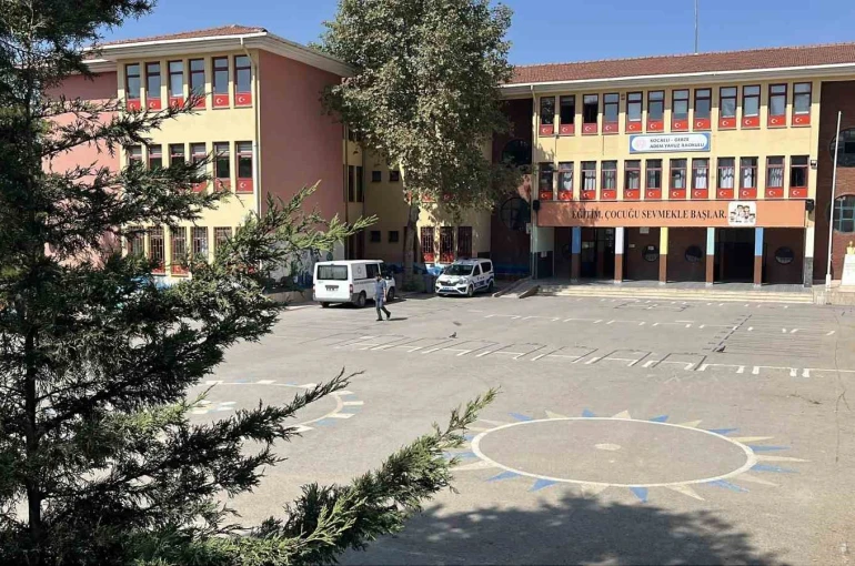 Kantinden ekler yiyen 5 öğrenci zehirlenme şüphesiyle hastaneye kaldırıldı 