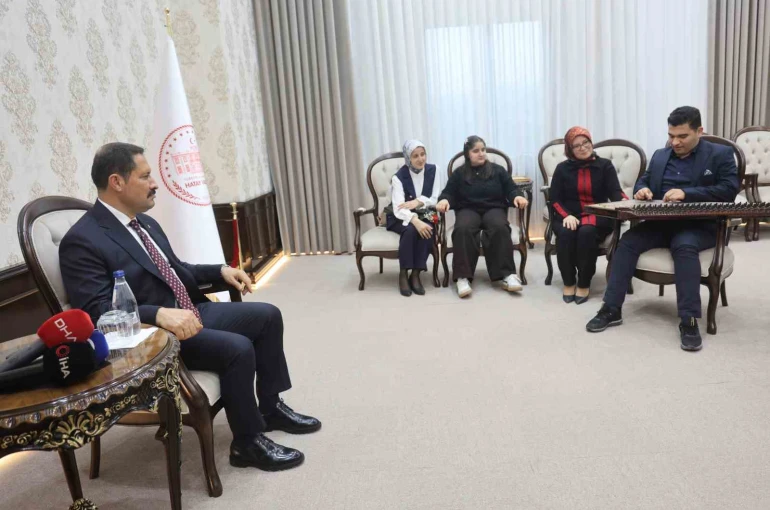 Kanunu ve eşsiz ses yeteneğiyle kulakların pasını silen otizmli Ertuğrul’dan valiyi mest eden mini konser 