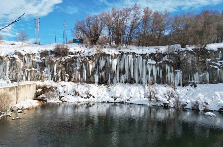 Kanyonda oluşan metrelerce boydaki buz sarkıtları görsel şölen sunuyor 
