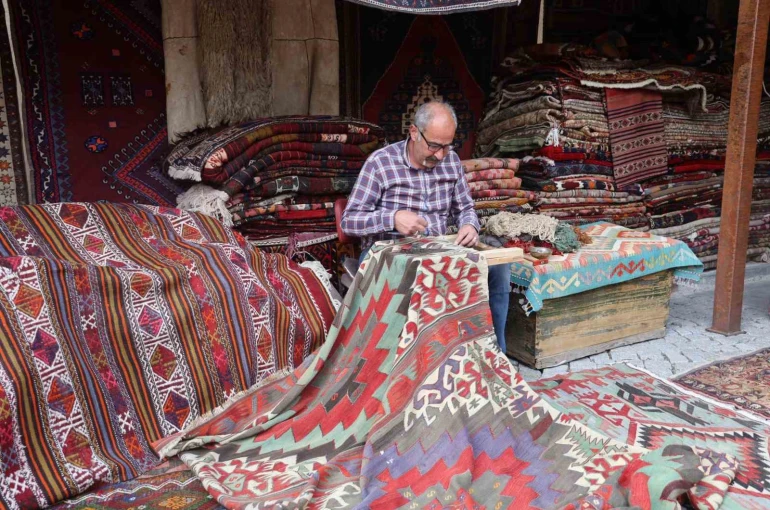 Kapadokya’da eski halılar ustaların elinde yeniden hayat buluyor 