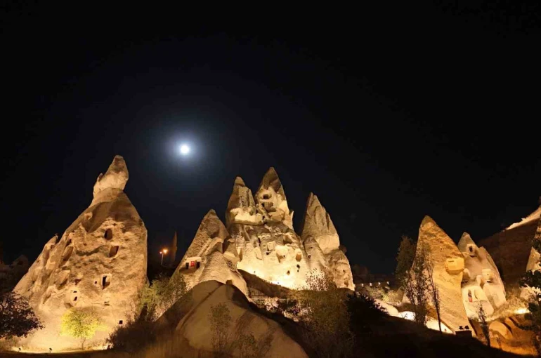 Kapadokya’da "Kunduz Süper Ay" göz kamaştırdı 