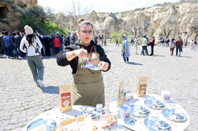 Kapadokya’da turistlere Türk kahvesi ve lokum ikramı 