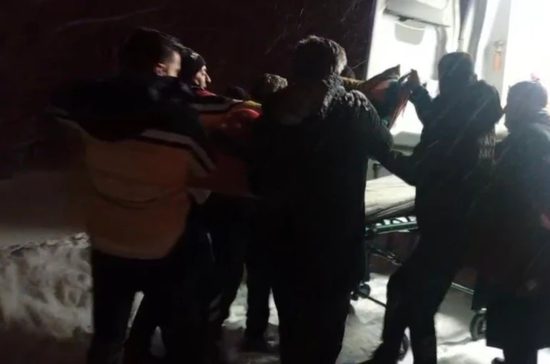 Kapalı köy yolu açıldı, 72 yaşındaki hasta hastaneye ulaştırıldı 