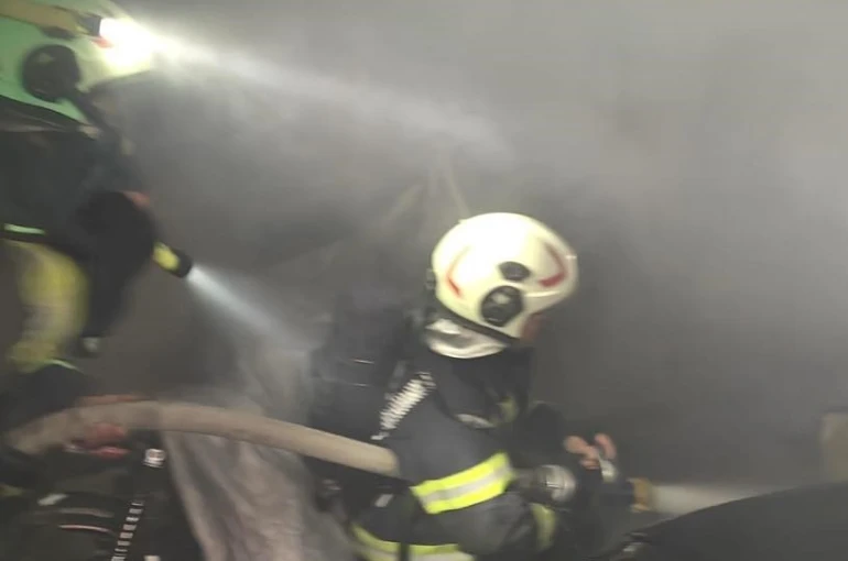 Kapalı otoparkta duran otomobile alevler sarsı 