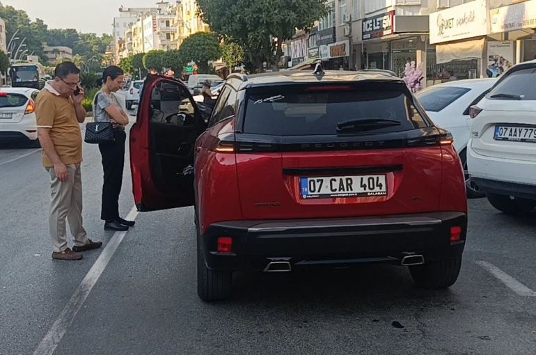 Kapısı açılan otomobile çarpan motosiklet sürücüsü yaralandı