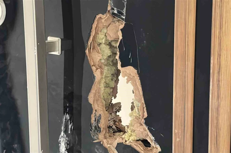 Kapıyı parçalayarak takılmamış lavabo bataryalarını çaldılar 