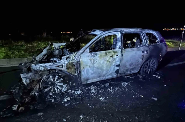 Kaputundan duman çıkan jip alevlere teslim oldu 