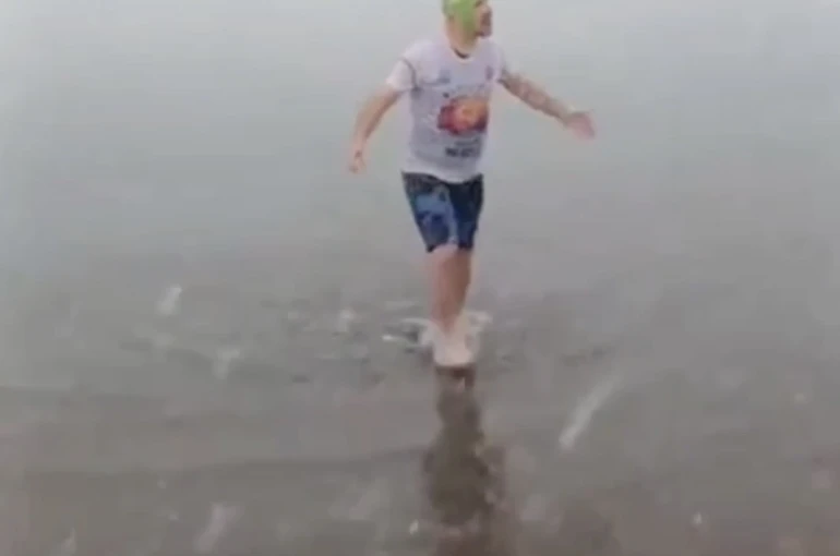 Kar altında denize girip yüzdü attı 