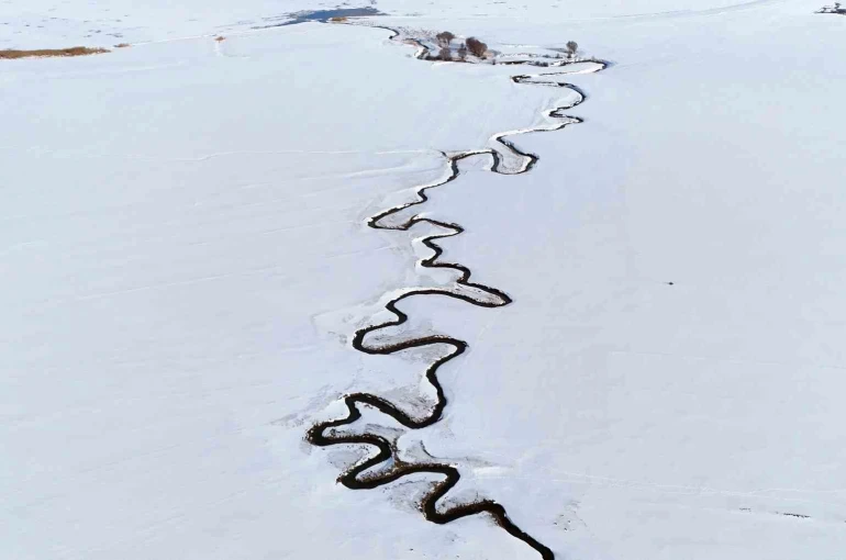 Kar altındaki menderesler güzel manzaralar oluşturuyor 
