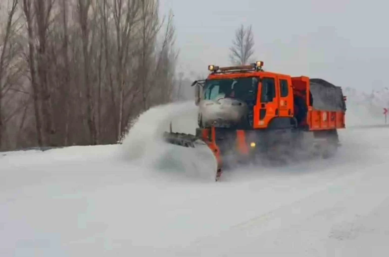 Kar durmadı, Karayolları ekipleri gece gündüz sahada