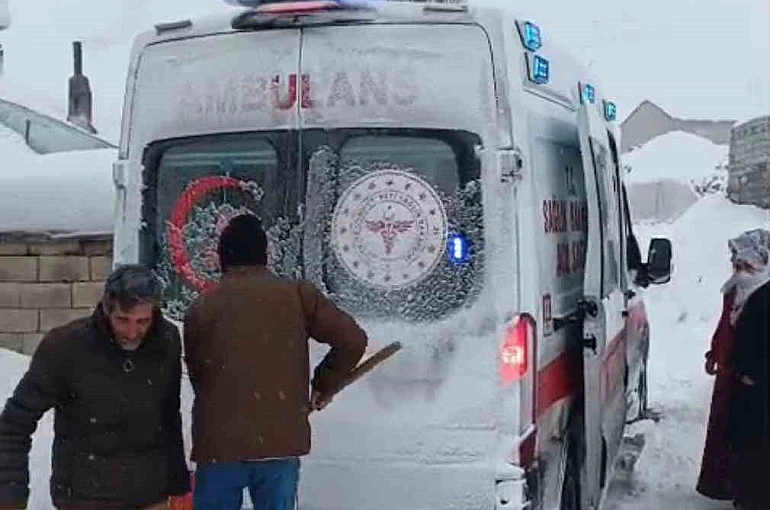 Kar engel tanımadı: Cihaza bağlı 7 yaşındaki Sinan hastaneye ulaştırıldı 