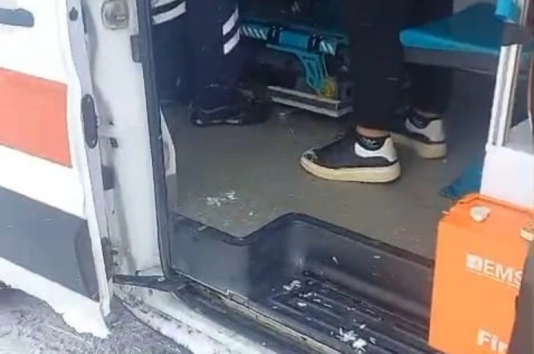 Kar engeline takılan ambulansa karayolları ekipleri yetişti 