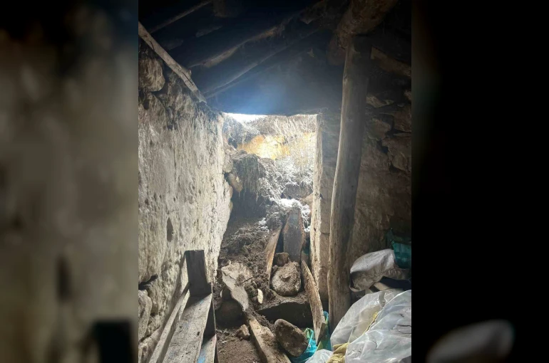 Kar nedeniyle ev ve ahır çöktü 