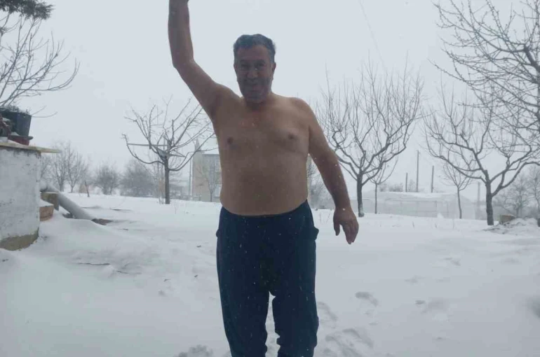 Kar sevinciyle üstsüz dışarı çıktı 