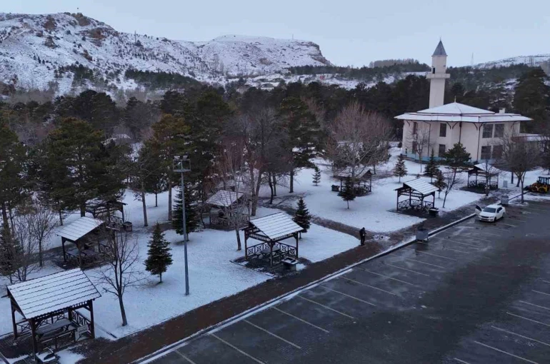 Kar Sivas’ı terk edemedi, şehir yeniden beyaza büründü 