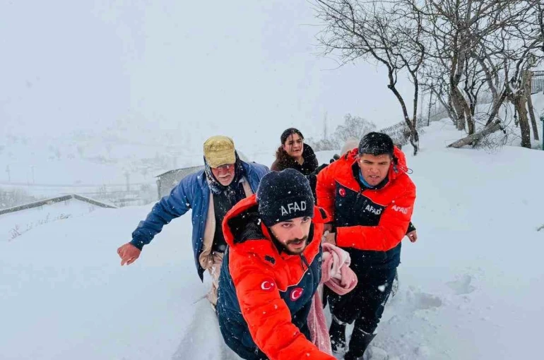 Kar, tipi, soğuk dinlemedi, AFAD 400 metre sırtında taşıdı 