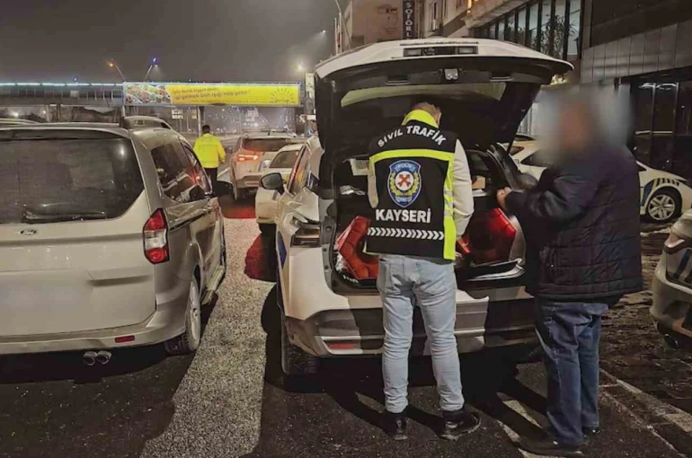 Kar üzerinde drift yapanlar polisten kaçamadı 