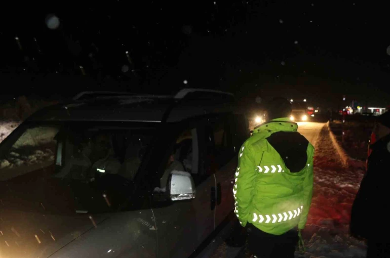 Kar ve tipi nedeniyle Erzincan’ın çevre illerle ulaşımı güçlükle sağlanıyor 