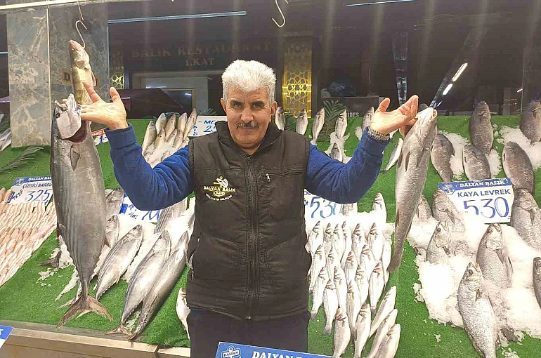 Kar yağdı, balık tezgâhları şenlendi 