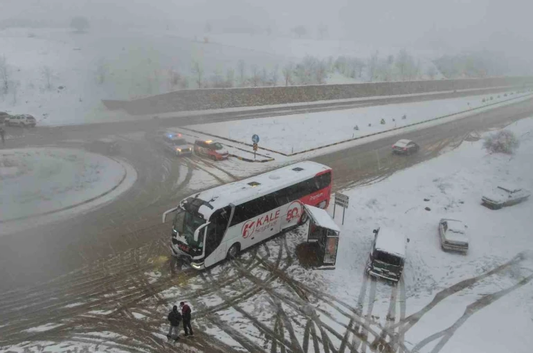 Kar yağışı kazayı beraberinde getirdi: 10 aracın karıştığı kazada 6 kişi yaralandı 