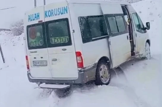 Kar yağışı nedeniyle yolda kalan öğrenci servisinin imdadına İl Özel İdaresi ekipleri yetişti 
