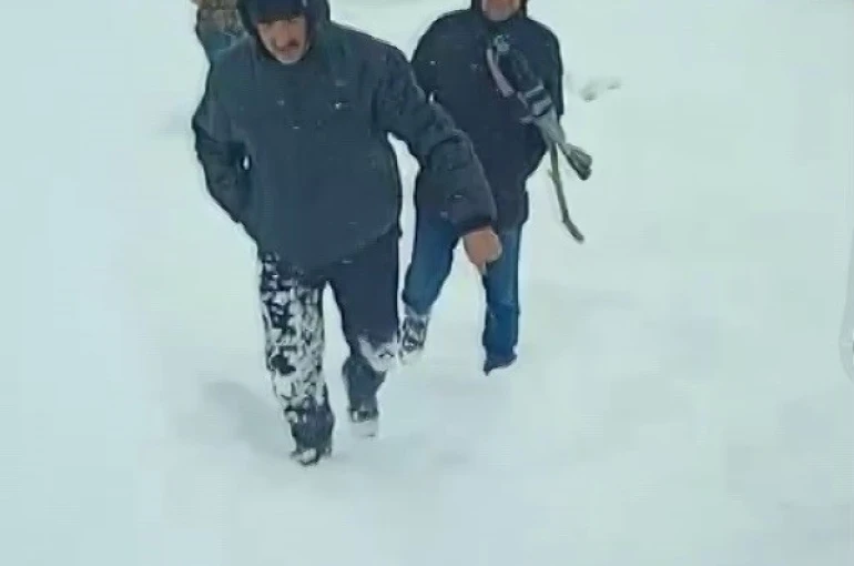 Kar yağışı yolları kapattı, kırsalda yaşayanlar temel ihtiyaçlarını karşılamak için kilometrelerce yol yürüdü