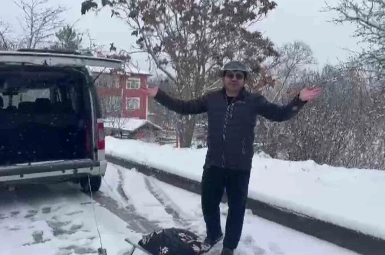 Kar yağışını aracın arkasına bağlanan kızaklarla kutladılar 