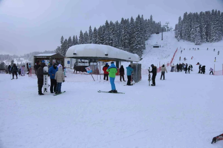 Kar yağışını fırsat bilen kayakçılar, Ilgaz Yurduntepe Kayak Merkezi’ne akın etti 