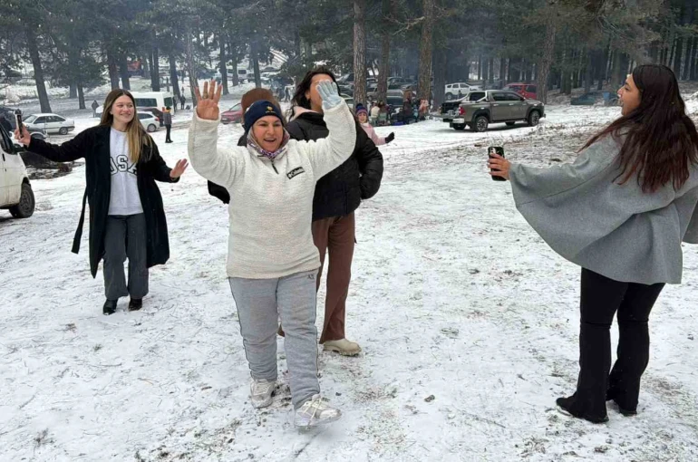 Kar yağışını göbek atarak kutladılar 