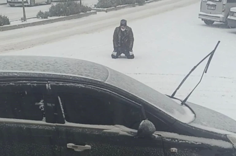 Kar yağışını görünce cadde ortasında secde etti 