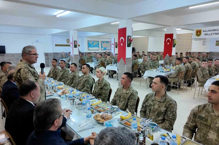 Kara Kuvvetleri Komutanı Orgeneral Tokel, Mehmetçiklerle iftarda bir araya geldi 