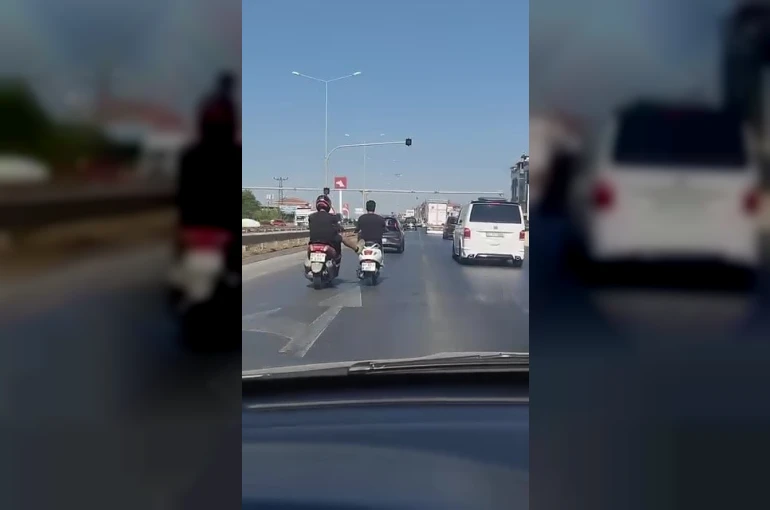 Kara yolunda seyir halindeyken ayağıyla önündeki motosikleti itmeye çalıştı