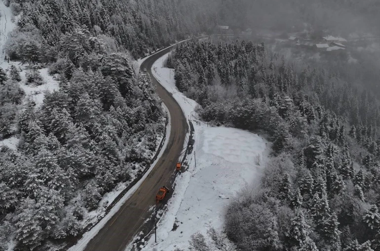 Karabük-Bartın kara yolunda bulunan 1030 rakımlı Ahmet Usta geçidi yeniden beyaz örtüyle kaplandı 
