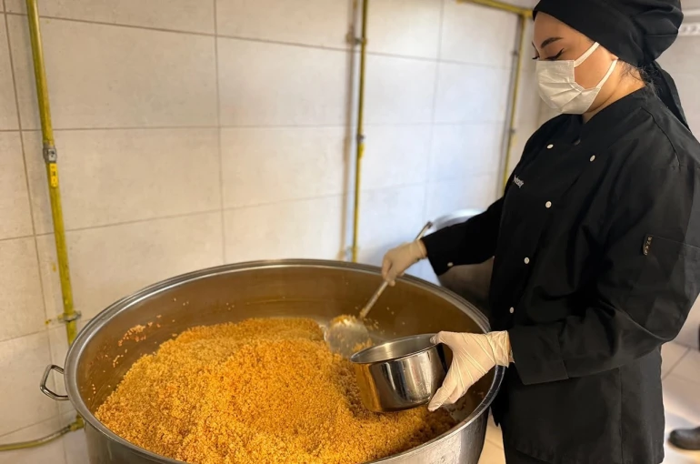 Karabük Belediyesinden her gün 430 kişiye sıcak yemek desteği