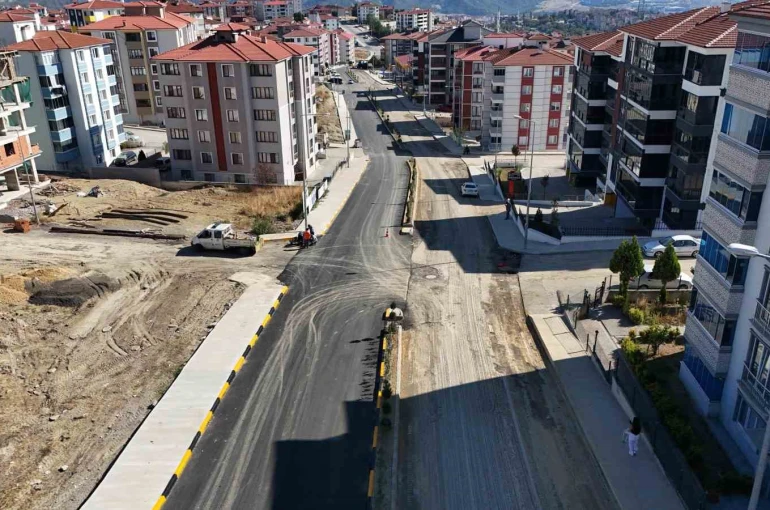 Karabük Belediyesinin yol ve kaldırım çalışması devam ediyor