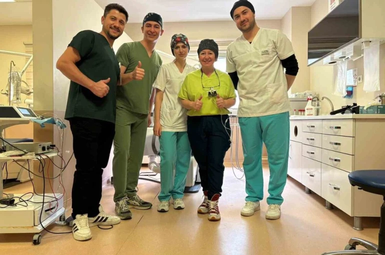 Karabük’te 16 yaşındaki hastaya doğal diş nakli yapıldı