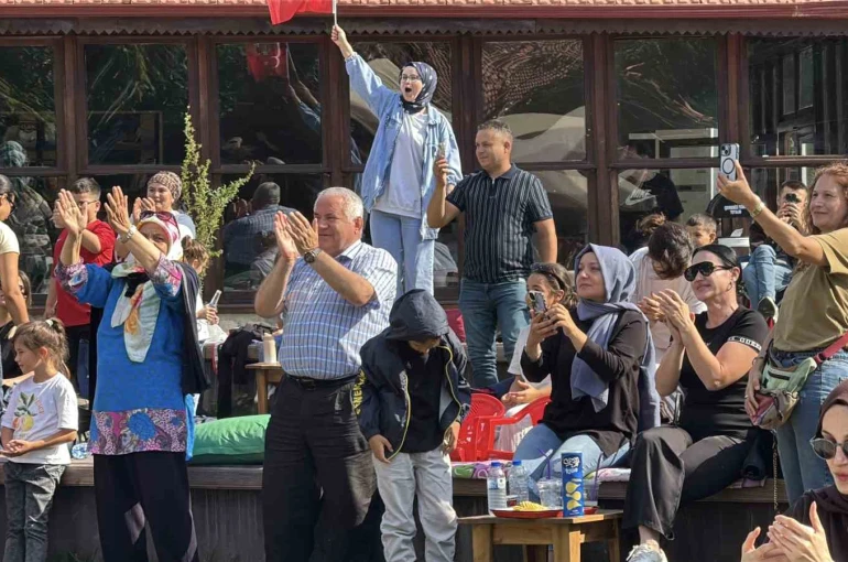 Karabük’te Filenin Sultanları’nın şampiyonluk maçı dev ekranda izlendi 