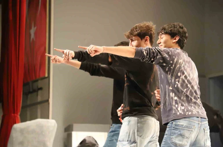 Karabük’te gençler tiyatro sahnesinde yarıştı 