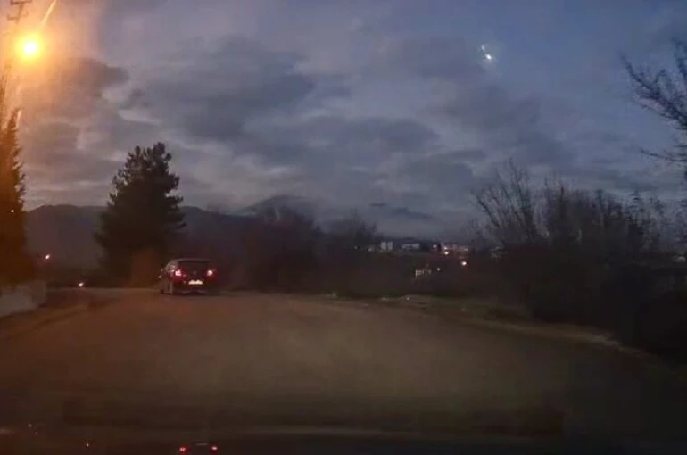 Karabük’te gökyüzünü bir anda aydınlatan cisim kamerada 