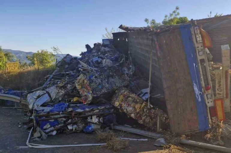 Karabük’te hurda yüklü tır devrildi: 1 yaralı 