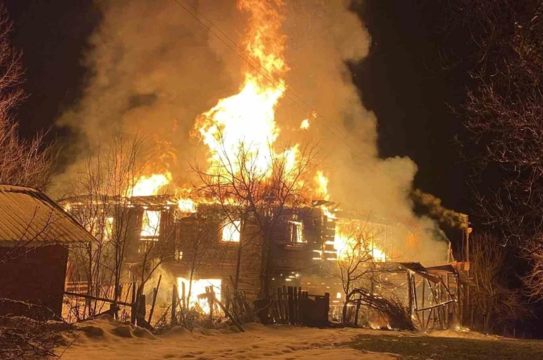 Karabük’te iki katlı ahşap ev küle döndü 