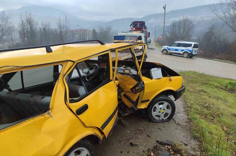 Karabük’te otomobil demir bariyere çarptı: 1 yaralı