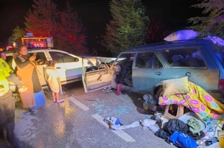 Karabük’te otomobiller çarpıştı: 2’si çocuk 6 yaralı 