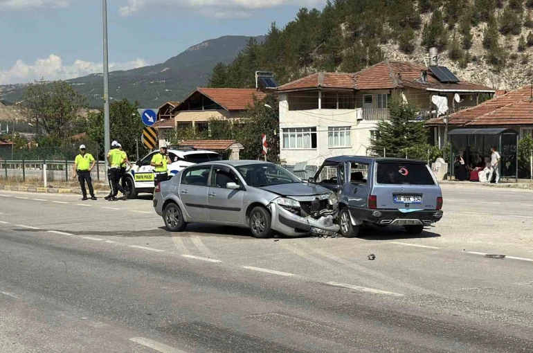 Karabük’te otomobiller çarpıştı: 2’si çocuk 6 yaralı 