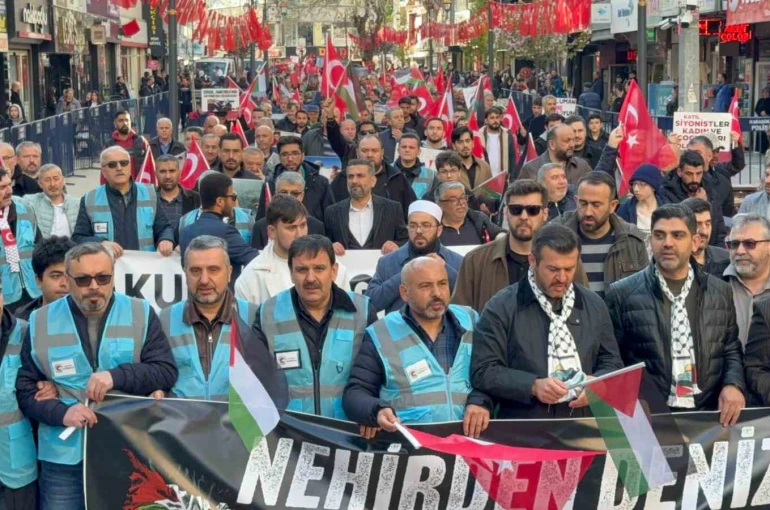 Karabük’te yüzlerce kişi Gazze için yürüdü 