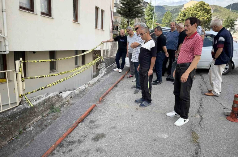 Karabük’te zarar gören istinat duvarı site sakinlerini tedirgin ediyor 